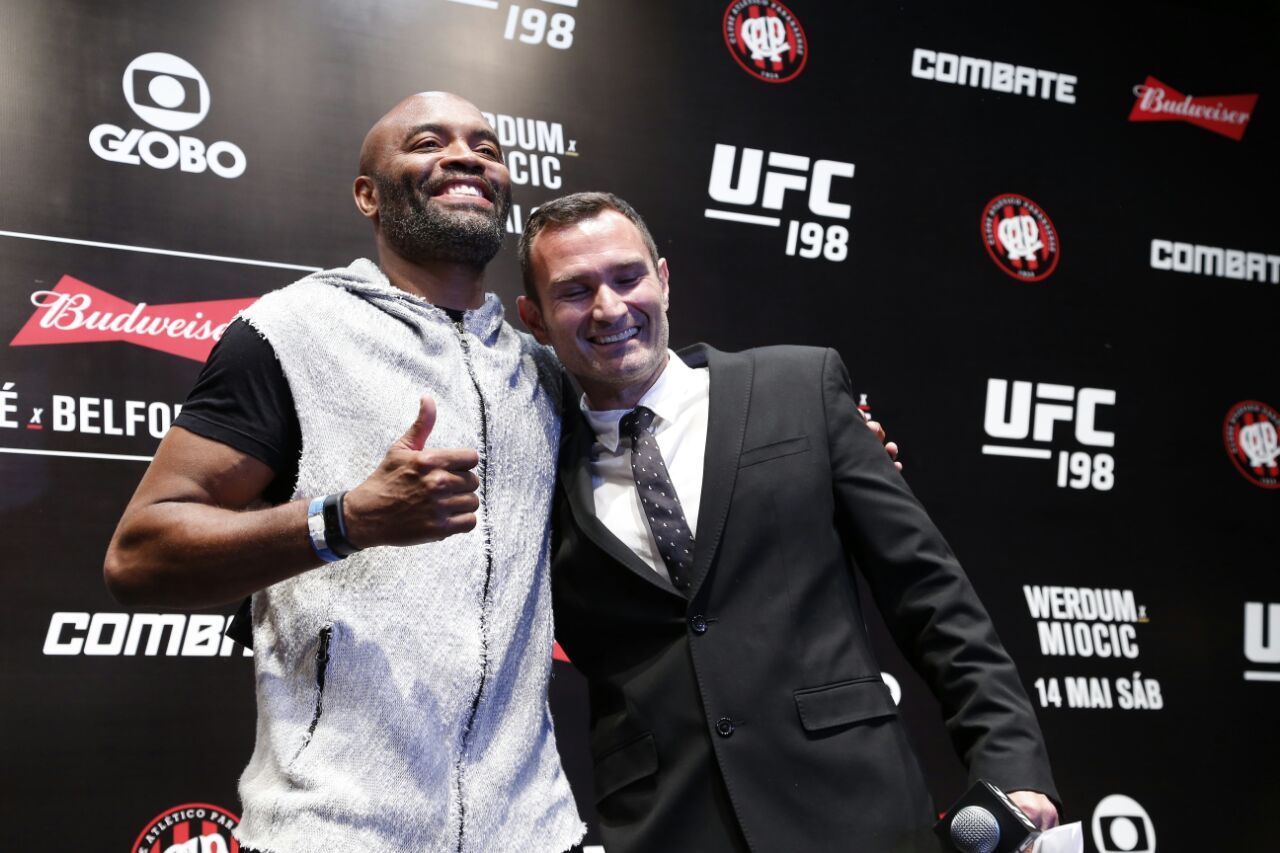 Presidente do UFC no Brasil, Giovani Decker, com Anderson Silva: expectativa de venda rápida de ingressos em Curitiba. | Hugo Harada/Gazeta do Povo