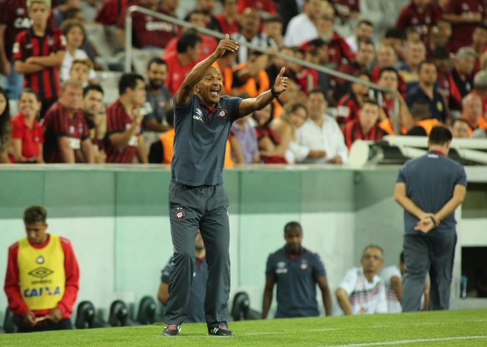 Cristóvão Borges gesticula com o time do Atlético no empate com o Foz, na Arena: “a torcida tem de cobrar mesmo”. | Giuliano Gomes/PrPress