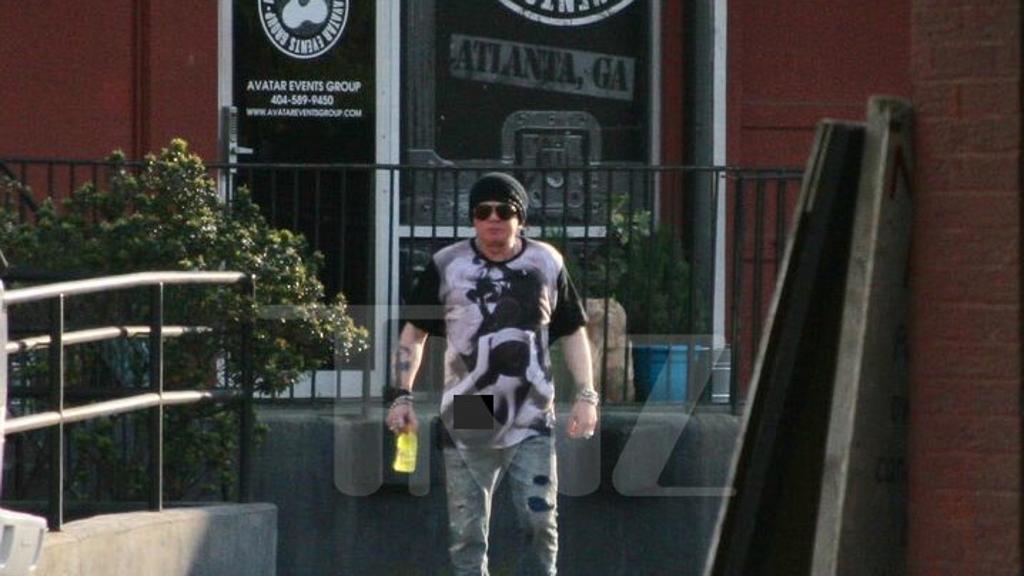 Foto do site TMZ que mostra Axl Rose saindo do estúdio do AC/DC | TMZ/