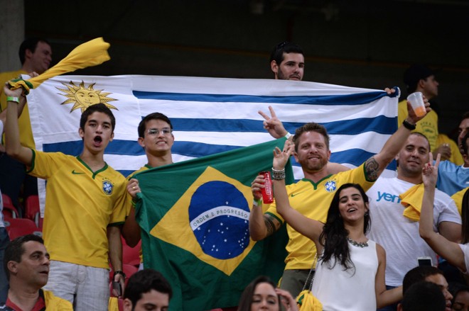 Torcidas do Brasil e Uruguai na Arena Pernambuco. | VANDERLEI ALMEIDA/AFP
