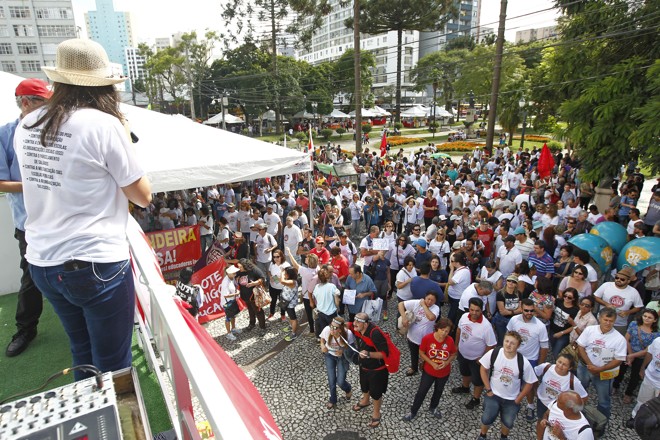 Protesto da APP Sindicato na praça Santos Andrade contra o governador Beto Richa e os descasos contra o governo da presidente Dilma, em Curitiba 17/03/2016. - Foto: Antônio More | Antônio More/Gazeta do Povo