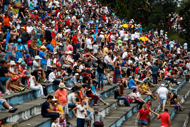 Público compareceu em bom número para prestigiar a última corrida da Stock Car no autódromo de Pinhais. | Daniel Castellano/Gazeta do Povo