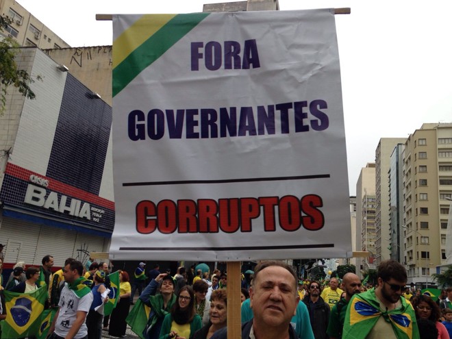 Manifestante pede pelo afastamento de políticos corruptos | Camila BragaGazeta do Povo