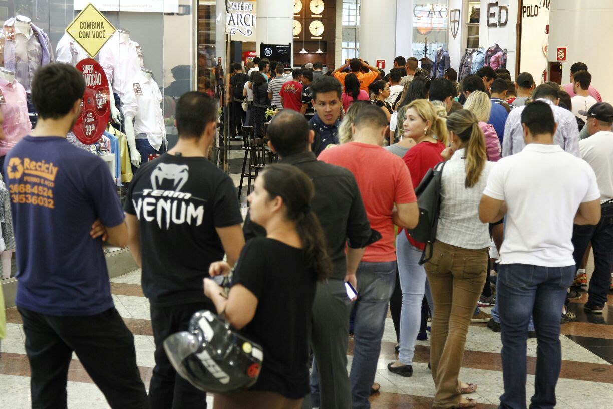 Fila da compra de ingressos do UFC no Shopping Estação. | Aniela Nascimento/Gazeta do Povo