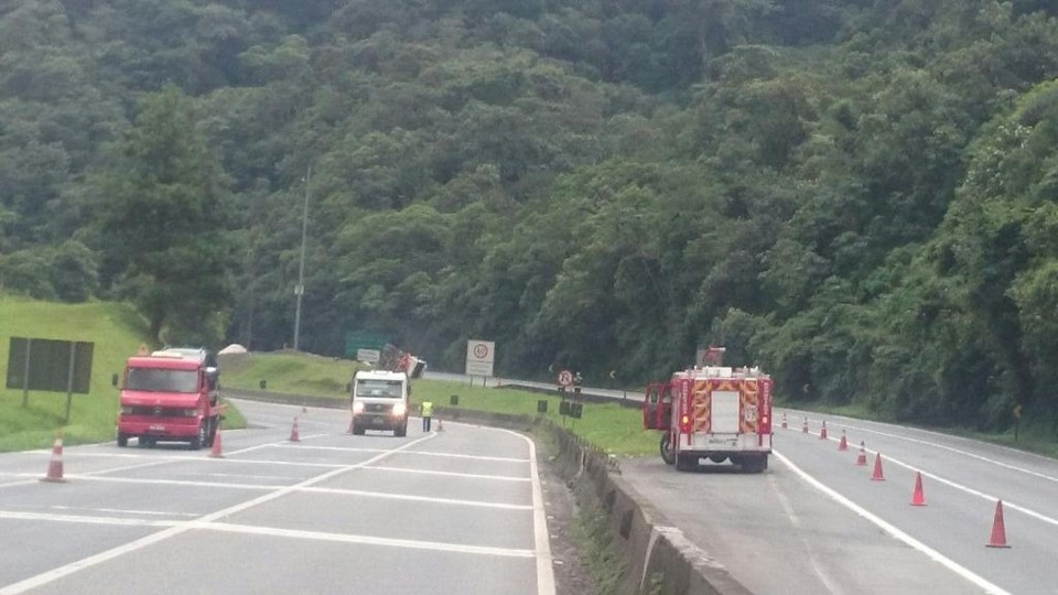 Registro mostra o tráfego interrompido no trecho em que houve o acidente na BR-376 | Divulgação/PRF