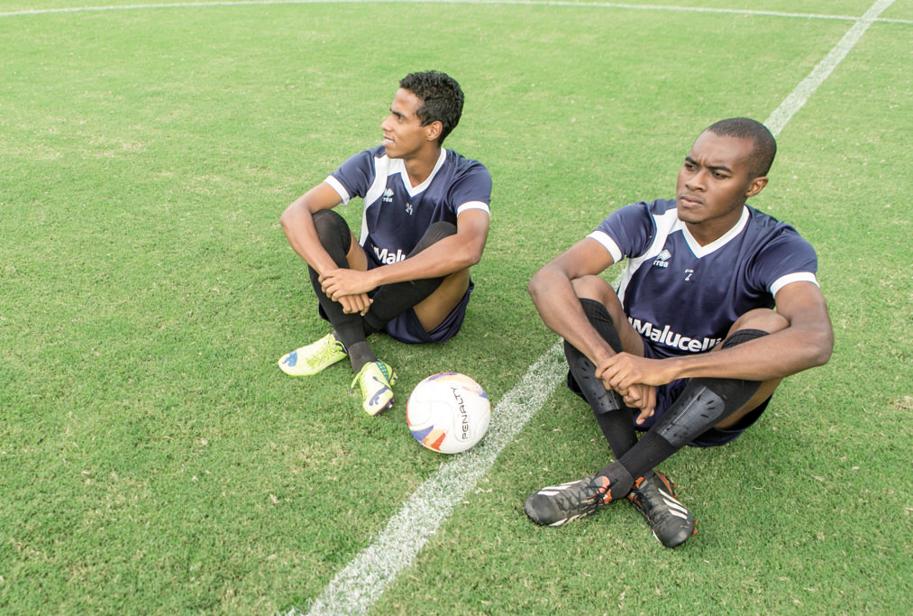 Erivelto e Jhonatan, ambos com 19 anos: salário mínimo no líder do Paranaense, o J.Malucelli. | Marcelo Andrade/Gazeta do Povo