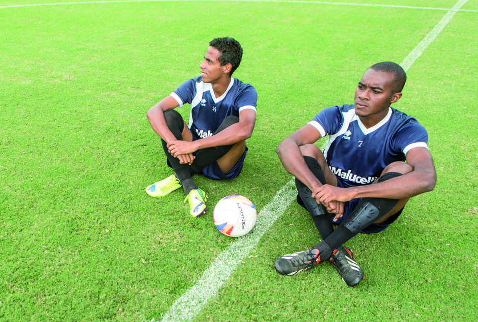 Erivelto e Jhonatan, ambos com 19 anos: salário mínimo no líder do Paranaense, o J.Malucelli. | Marcelo Andrade/Gazeta do Povo