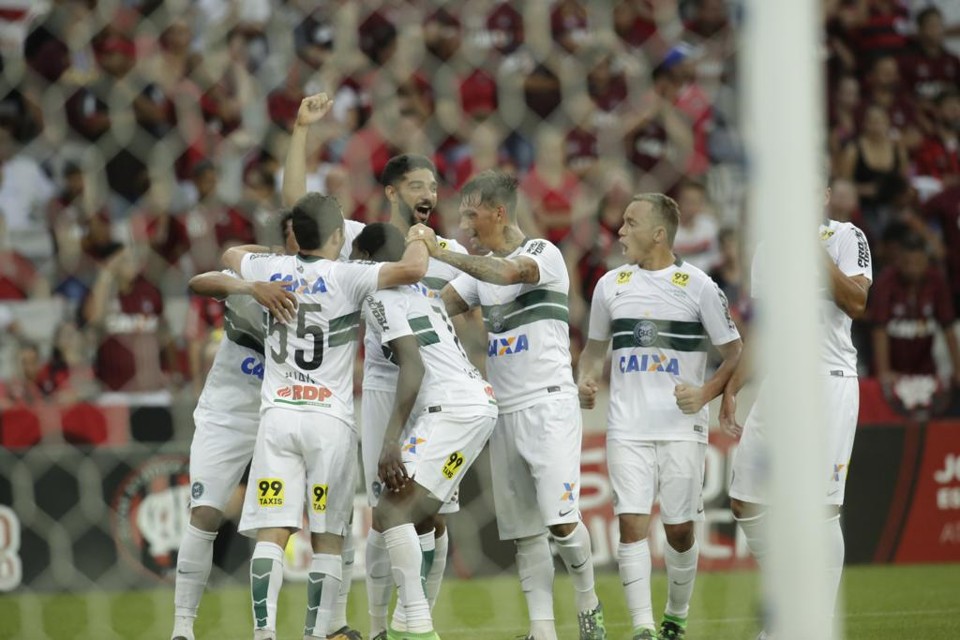 Jogadores do Coxa comemoram o primeiro gol da vitória sobre o Atlético, de Thiago Lopes. | Lineu Filho/Tribuna do Paraná