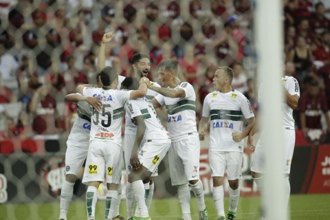 Coritiba vence primeiro clássico com o Atlético na grama sintética da Arena Jogadores do Coxa comemoram o primeiro gol da vitória sobre o Atlético, de Thiago Lopes. | Lineu Filho/Tribuna do Paraná