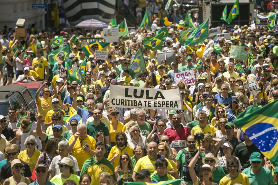 Manifestação contra Dilma e o PT no ano passado em Curitiba: temor de enfrentamentos no próximo domingo levou ao reforço no plano de segurança | Marcelo Andrade/Gazeta do Povo