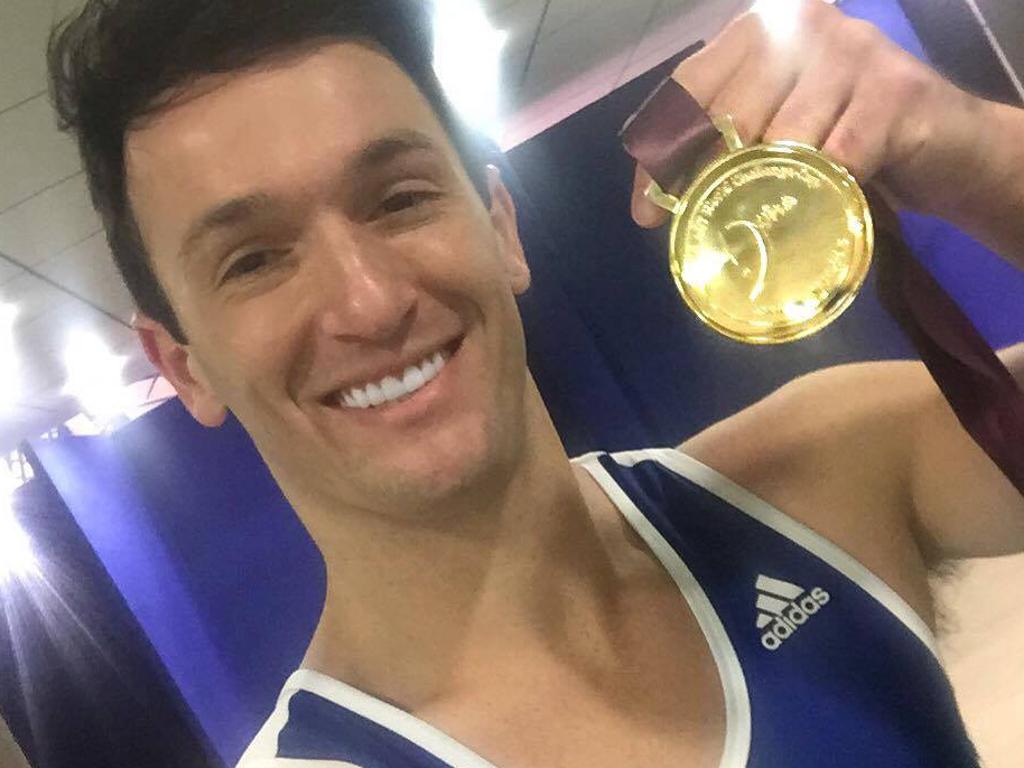 O brasileiro Diego Hypolito mostra a medalha de ouro conquistada no solo em Doha. | Reprodução/Facebook/Confederação Brasileira de Ginástica