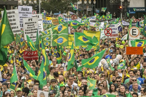 Sem saída à vista, Planalto busca “pacto nacional” para se salvar Manifestações do domingo foram maiores do que o governo esperava. | Marcelo Andrade/Gazeta do Povo