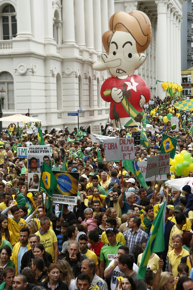 Manifestantes pedem pela saída da presidente Dilma Rousseff do poder e reforçam que o movimento é apartidário | Marcelo Andrade/Gazeta do Povo