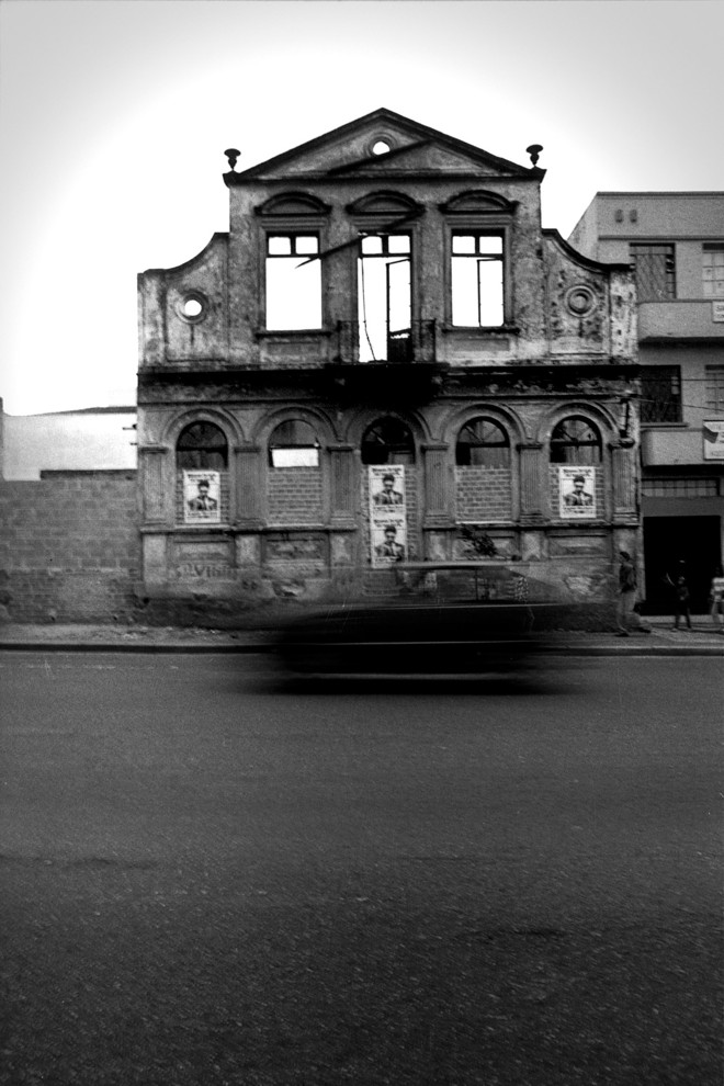 Fachada na Rua Barão do Serro Azul. | 