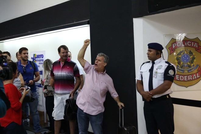 O ex-deputado do PT Professor Luizinho reivindica em favor do ex-presidente, em frente à Polícia Federal no Aeroporto de Congonhas. Segundo informações não confirmadas, Lula presta depoimentos neste momento no local. | Renato S. Cerqueira/Futura Press/Folhapress