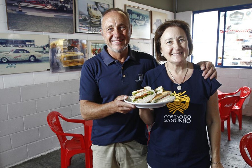 Renato e Rosane Cavichjolo, irmãos que atendem na Lanchonete Autódromo | Antônio More/Gazeta do Povo