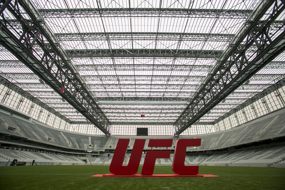 UFC na Arena da Baixada foi viabilizado graças ao teto retrátil. | Marcelo Andrade/Gazeta do Povo