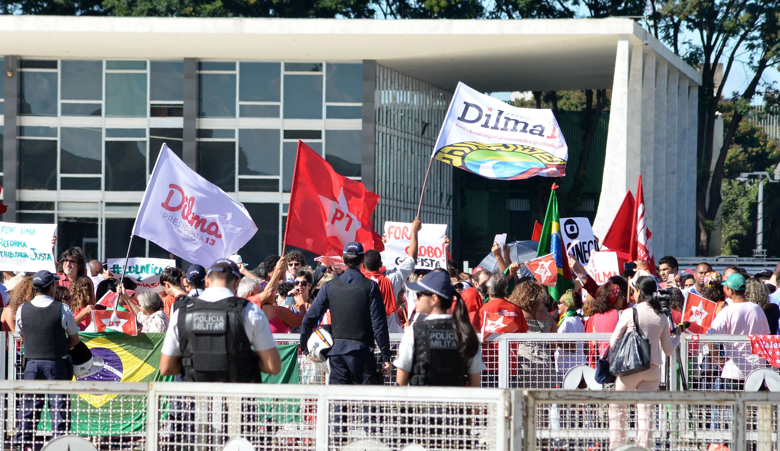 Manifestação em frente do Palácio do Planalto: hostilidades entre apoiadores e críticos do PT. | Renato Costa/Folhapress