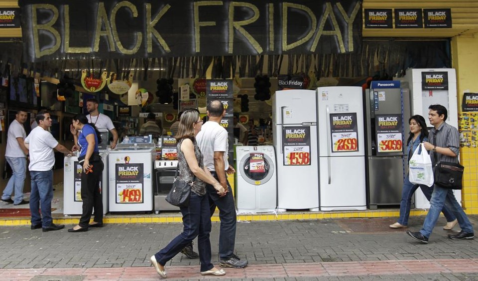 Brasileiros já compram mais pela internet do que em lojas físicas Consumidores preferem pesquisar produtos eletrônicos pela internet, reduzindo a frequência em lojas físicas. | Jonathan Campos/Gazeta do Povo