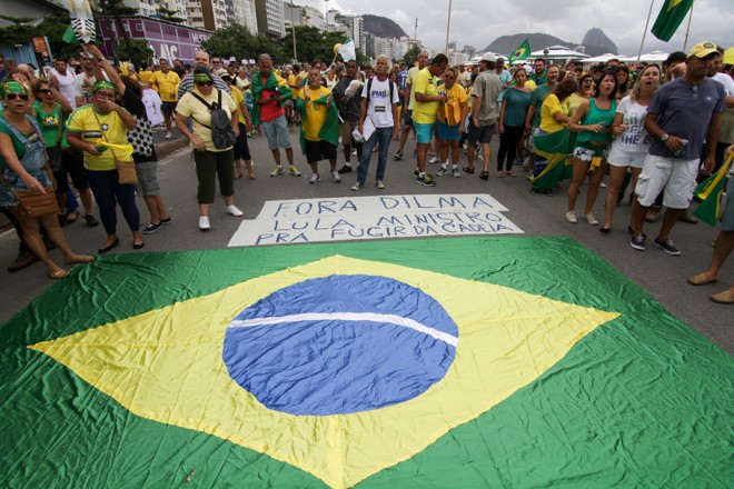 No Rio de Janeiro, as chuvas fizeram com que o protesto começasse com adesão abaixo da esperada. | Luciano Belford/FramePhoto/Folhapres