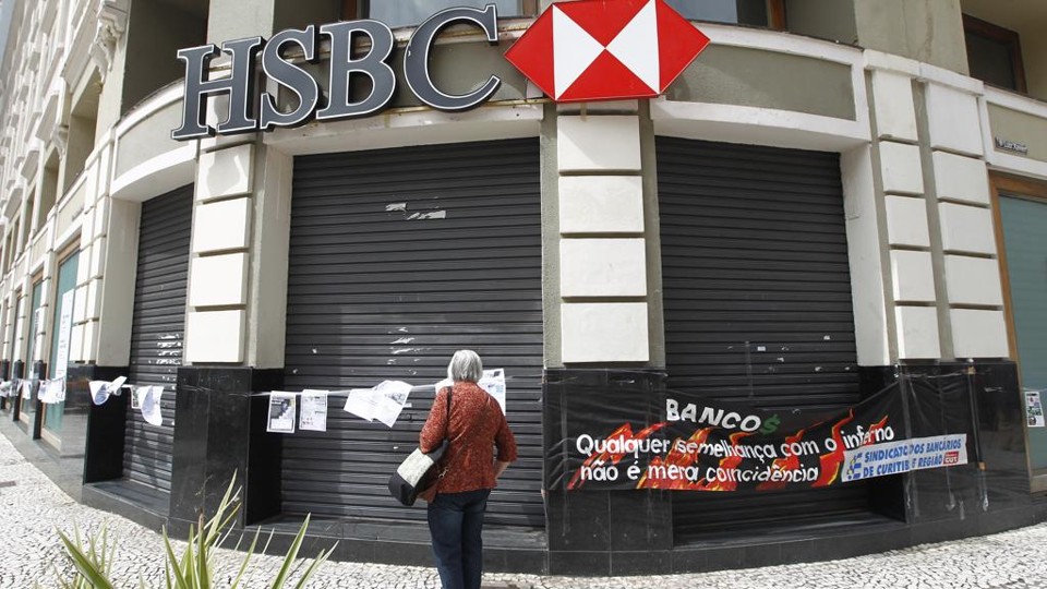 Agência do HSBC fechada em  protesto dos bancários: instituição está sob pressão para pagar PLR. | Antônio More/Gazeta do Povo
