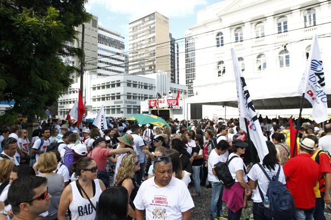 Protesto da APP Sindicato na praça Santos Andrade contra o governador Beto Richa e os descasos contra o governo da presidente Dilma, em Curitiba 17/03/2016. - Foto: Antônio More | Antônio More/Gazeta do Povo