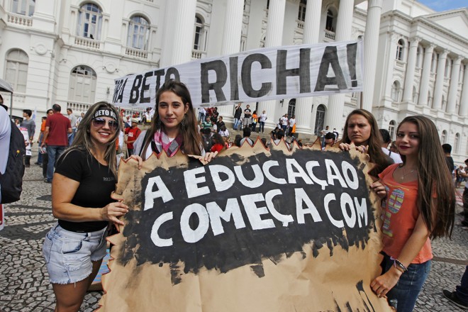 Protesto da APP Sindicato na praça Santos Andrade contra o governador Beto Richa e os descasos contra o governo da presidente Dilma, em Curitiba 17/03/2016. - Foto: Antônio More | Antônio More/Gazeta do Povo