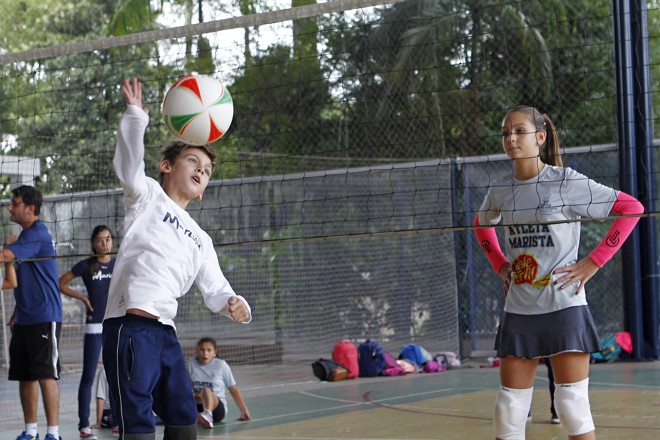 O ex-jogador de vôlei Giba no treino de vôlei dos filhos Nicoll e Patrick no Colégio Marista Paranaense. | Antônio More/Gazeta do Povo