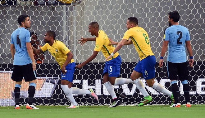 Jogadores comemoram o gol de Douglas Costa contra o Uruguai. | VANDERLEI ALMEIDA/AFP