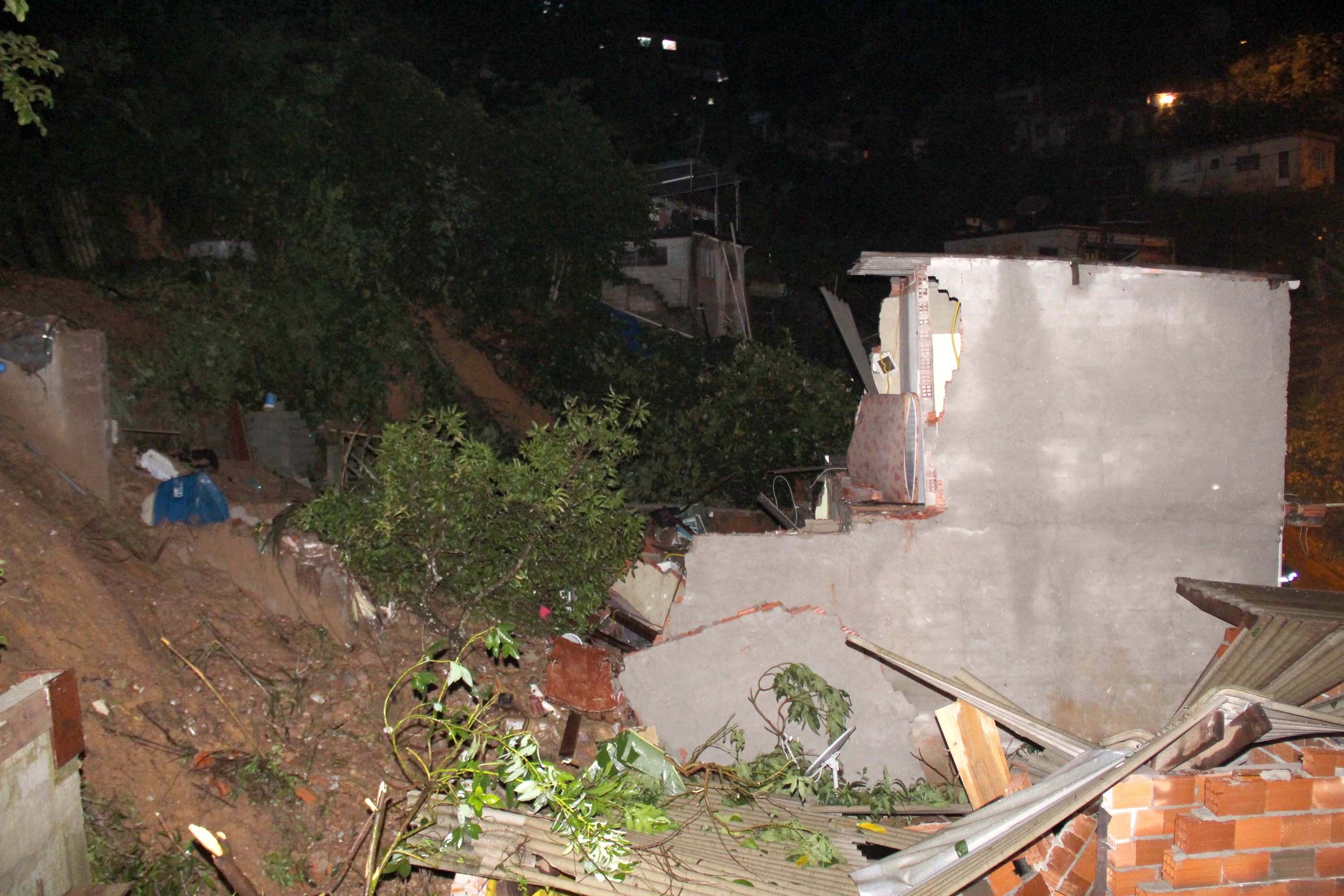 Casa destruída em Mairiporã, na Grande São Paulo, cidade em que morreram ao menos cinco pessoas devido a deslizamentos de terra | Edison Temoteo/Futura Press/Folhapress