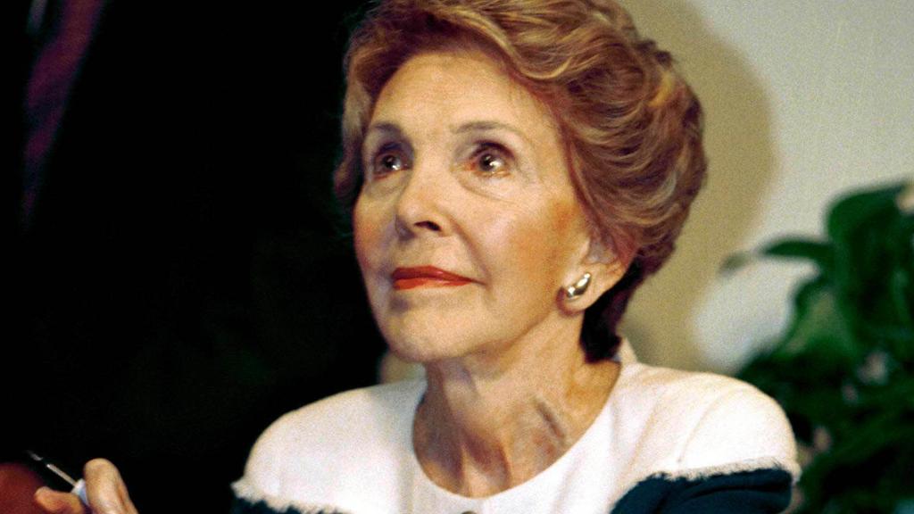 A ex-primeira-dama Nancy Reagan durante a sessão de autógrafos de seu novo livro “Eu te amo Ronnie”, em 21 de Setembro de 2000 | FREDERICK M. BROWN/FREDERICK M. BROWN