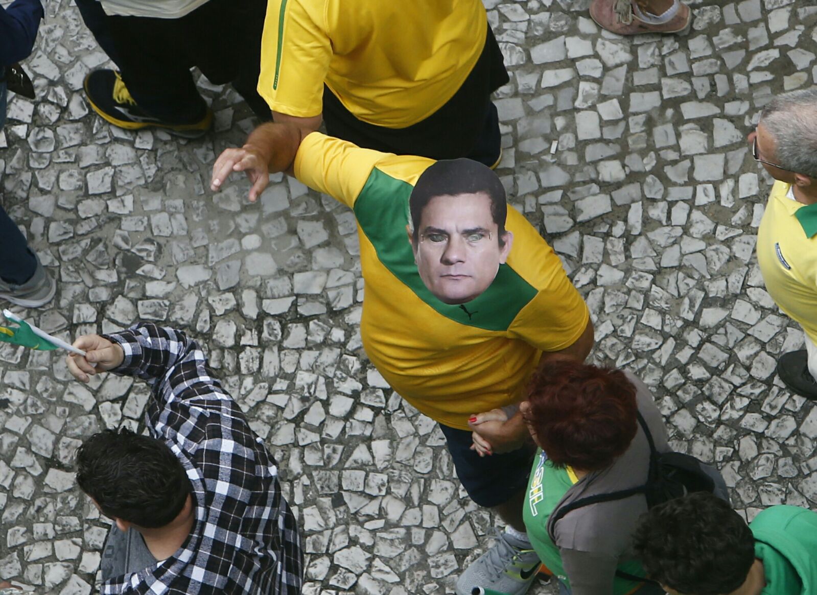 No calçadão da XV, em Curitiba, era grande o número de manifestantes usando máscaras com o rosto do juiz. | Albari Rosa/Gazeta do Povo