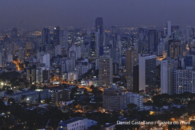 Vista geral da cidade de Curitiba a noite da torre Panorâmica da Cidade - Foto: Daniel Castellano / Gazeta do Povo | 