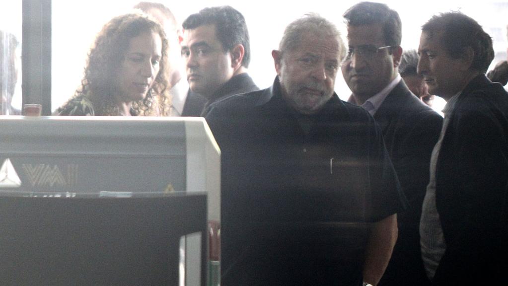 Imagem de Lula sendo levado para depor na última sexta-feira, em São Paulo | MÁRCIO FERNANDES/ESTADÃO CONTEÚDO