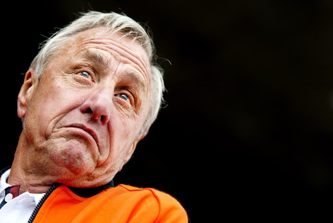 Johan Cruyff morreu aos 68 anos, vítima de câncer no pulmão. | KOEN VAN WEEL/AFP