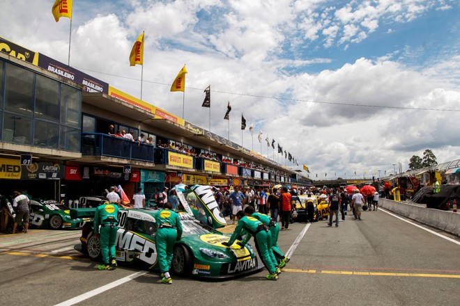 Movimentação nos boxes do Autódromo de Pinhais. | Daniel Castellano/Gazeta do Povo