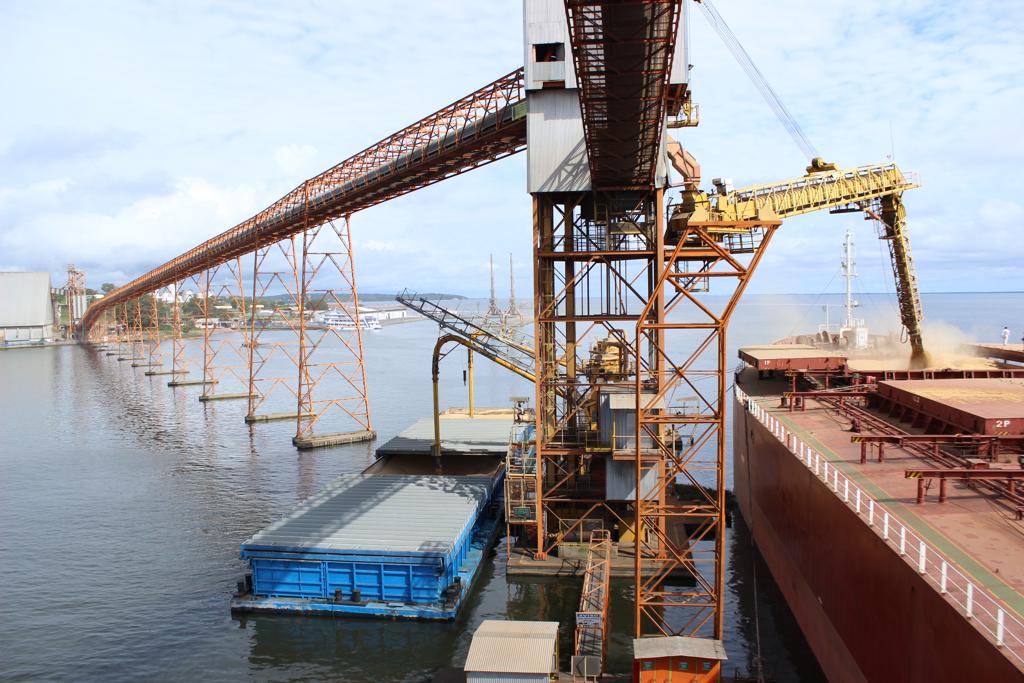 Com uma expansão da capacidade operacional da região conhecida como Arco Norte, uma área em formato de semicírculo que vai de Porto Velho (RO) à Salvador/Ilhéus (BA), haveria uma economia entre US$ 47 e US$ 60 por tonelada de grão. | Giovani Ferreira/Gazeta do Povo