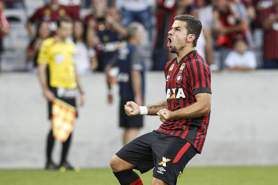 André Lima comemora gol na semifinal contra o Paraná. | Daniel Castellano/Gazeta do Povo