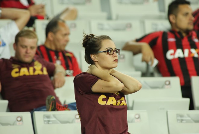 Torcedora atleticana angustiada na Arena. | GIULIANO GOMES/PRPress
