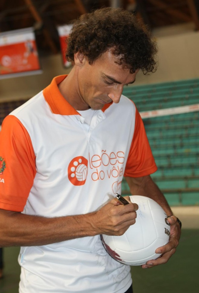 Emanuel autografa bola em Curitiba. | Aniele Nascimento/Aniele Nascimento