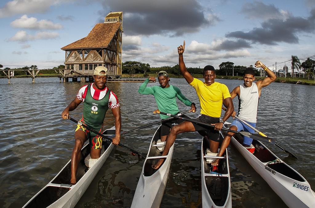 Os são-tomenses Altamiro Ceita e Buly Triste Afonso e os moçambicanos Joaquim Lobo e Mussá Chamaune treinando em Curitiba | Daniel Castellano/Gazeta