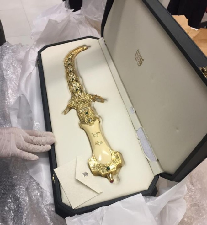 Adaga em metal com incrustações de gemas coloridas |