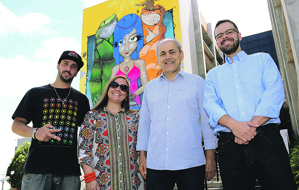 O prefeito Gustavo Fruet prestigiou a inauguração do “Mural O Mito da Vida”, no TECPUC. A entrega da obra abriu a programação do Street of Styles – Encontro Internacional de Graffiti, na terça-feira. Com ele na foto, o coordenador do evento, Michael Devis (de boné), a diretora de cultura e esporte da PUCPR, Sheila Reinehr, e o diretor corporativo de cursos técnicos do Grupo Marista e diretor geral do TECPUC, Diogo Benke. | João Borges