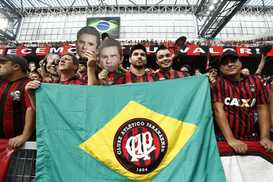 Máscaras de Sérgio Moro na torcida do Atlético. | Hugo Harada/Gazeta do Povo