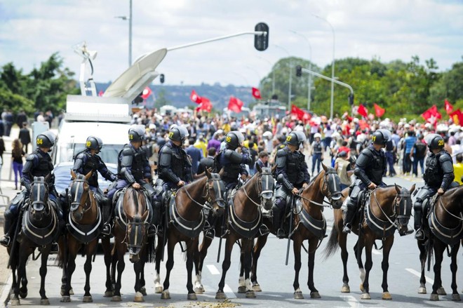 Protesto em Brasília após a nomeação do ex-presidente Lula como Ministro da Casa Civil, na quinta-feira (17). Cavalaria olha para manifestantes apoiadores do governo. Foto: | Edilson Rodrigues/Agência Senado