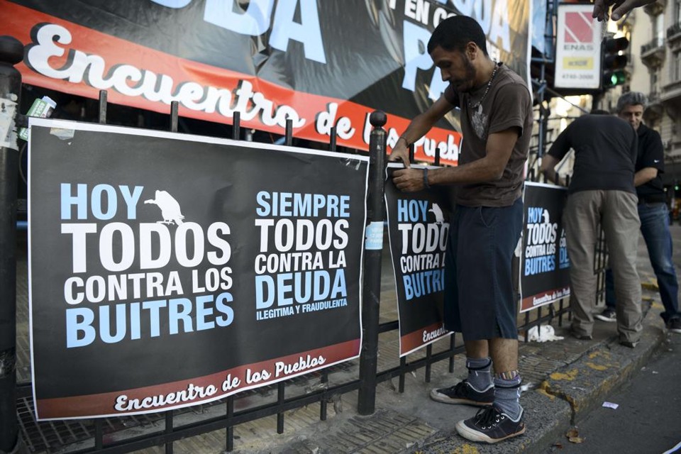 Em média, os abutres que fecharam o acordo com a Argentina neste ano levarão US$ 1,5 por cada papel de US$ 1 | EITAN ABRAMOVICH/AFP