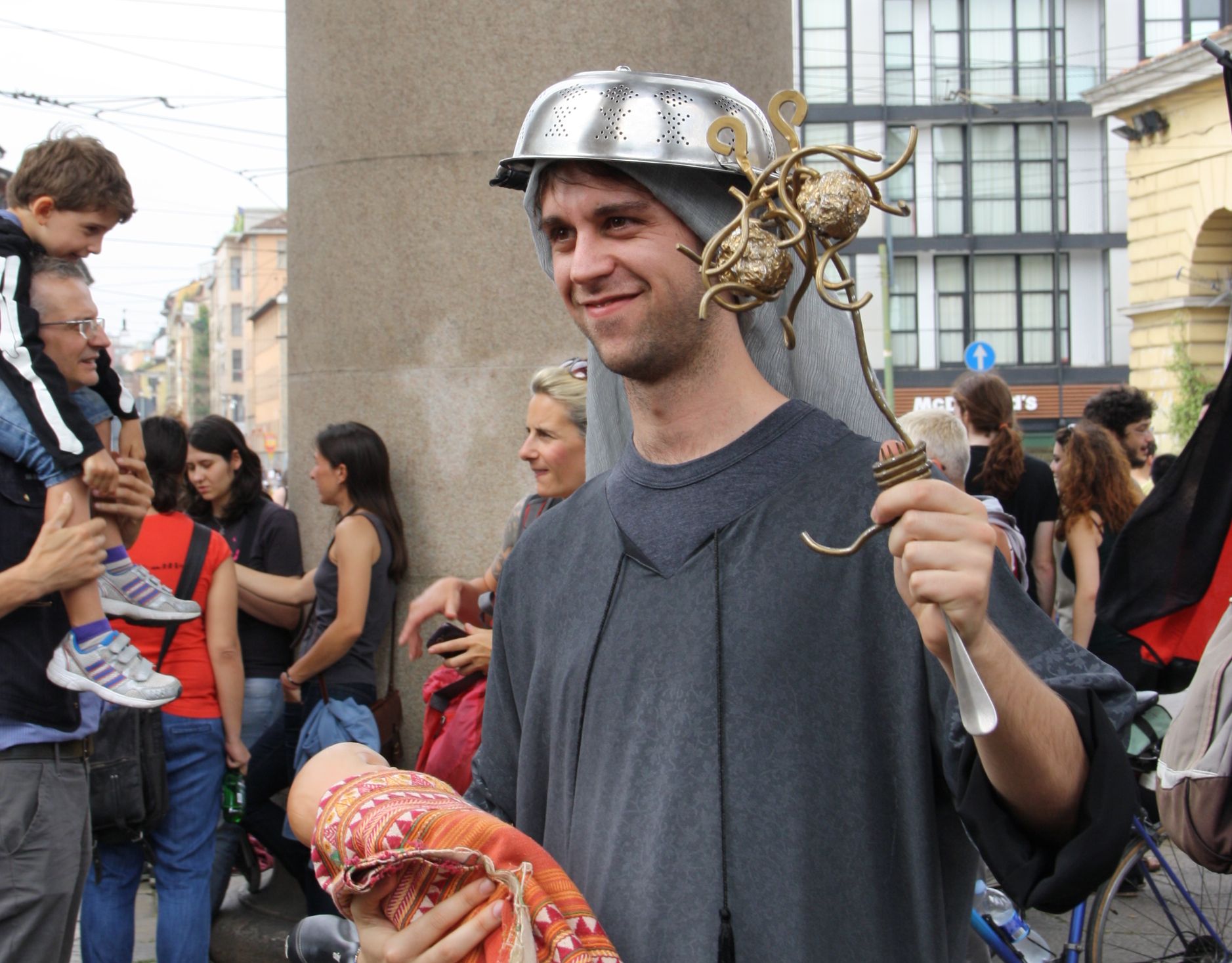 Adepto da Igreja do Espaguete Voador usa o chapéu característico a religião em um encontra em Milão, realizado em 2012 | Giovanni Dall’Orto/Wikimedia Commons/