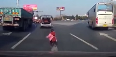 Criança cai de porta-malas de van em estrada chinesa; assista | Reprodução/Youtube/