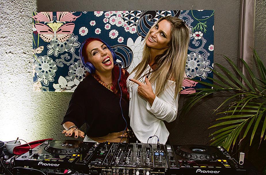 Viviane Kaled (à esq.) brinca de DJ ao lado da DJ Ale Rauen na festa de inauguração de sua nova loja, a SOHO VK, ao lado da Praça da Espanha, na terça-feira. O projeto da multimarcas é assinado pelo designer de interiores Roberto Amaral da Cunha e contempla área para exposição e venda de obras de arte. | Isa Mawer