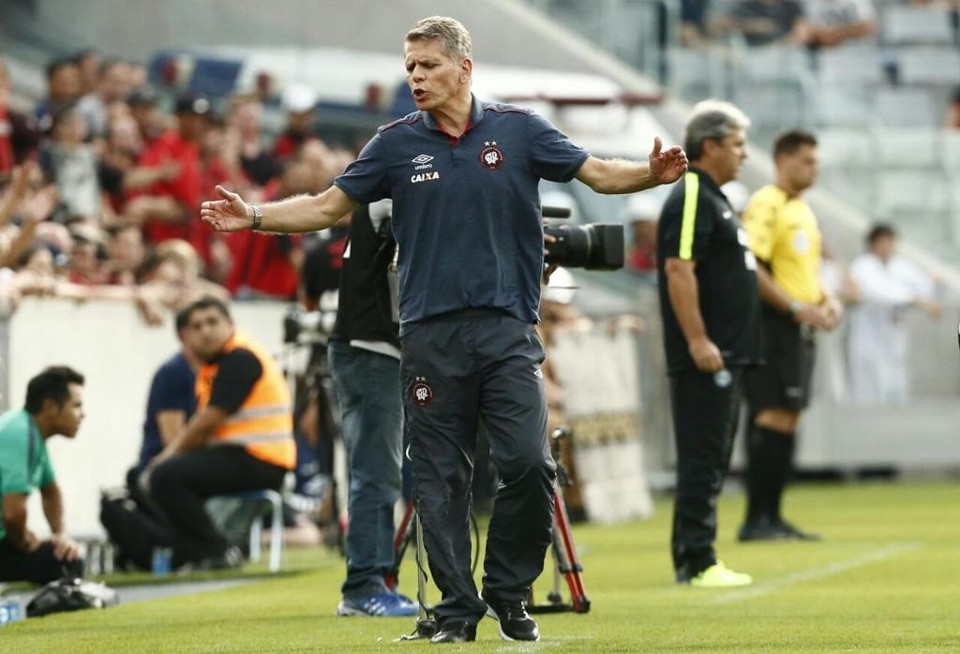 Para o técnico Paulo Autuori, Atlético deu um passo para trás com a derrota para o Coxa. | Hugo Harada/Gazeta do Povo